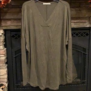 🌼 4/$20 Active USA v-neck tunic